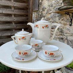 Cups & saucers and tea/coffee pot