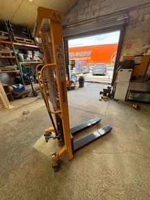 Silverstone Manual Pallet Stacker
