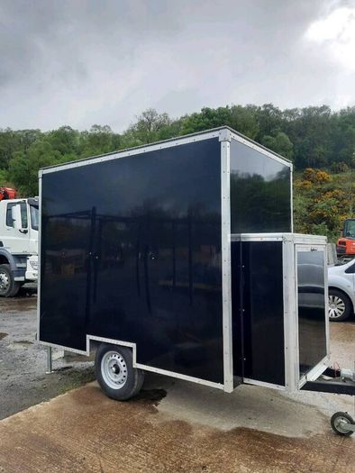 Mobile catering trailer