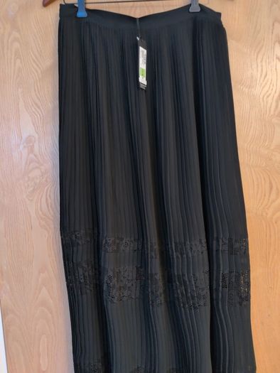 M&S Pleated  Black Skirt With  Lace Sections.   S.12.(40)  B.N.W.T.