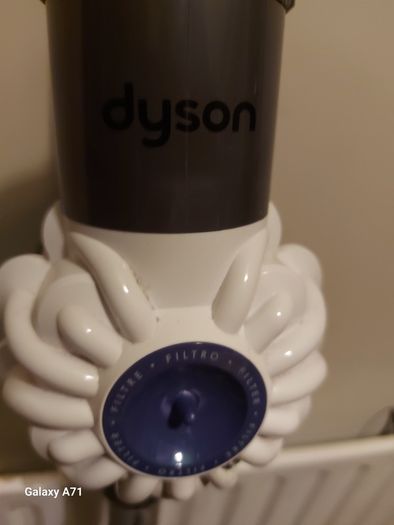 Dyson V6 Vacuum Cleaner, White, Battery not holding Charge, needs new Battery, for parts or repair