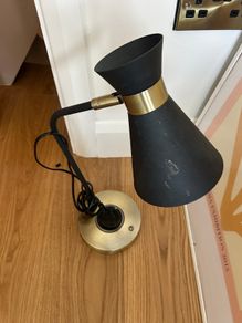 Desk lamp with integrated wireless charger