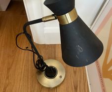 Desk lamp with integrated wireless charger
