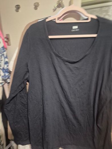 Tops size xl. All brand new some without tag. E2 each pr can do bundle on all