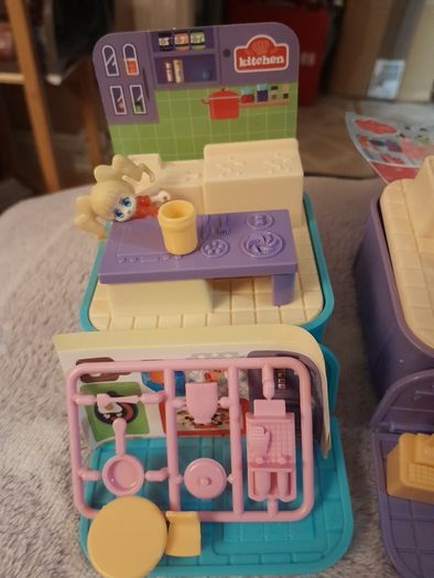 Polly Pocket style toys
