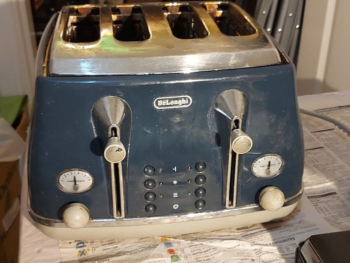DeLonghi 4 Slice Toaster, Model CTOC4003.BL, in excellent condition and works perfect