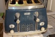 DeLonghi 4 Slice Toaster, Model CTOC4003.BL, in excellent condition and works perfect