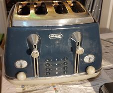 DeLonghi 4 Slice Toaster, Model CTOC4003.BL, in excellent condition and works perfect