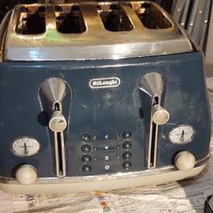 DeLonghi 4 Slice Toaster, Model CTOC4003.BL, in excellent condition and works perfect