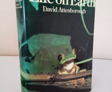 Life on Earth: A Natural History by David Attenborough (HQ648)