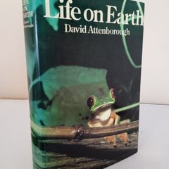 Life on Earth: A Natural History by David Attenborough (HQ648)