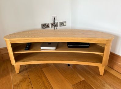 Contemporary curved oak finish TV stand