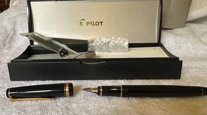 Pilot Falcon fountain pen, black resin, 14K soft medium nib