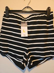 Shorts Size L BNWT