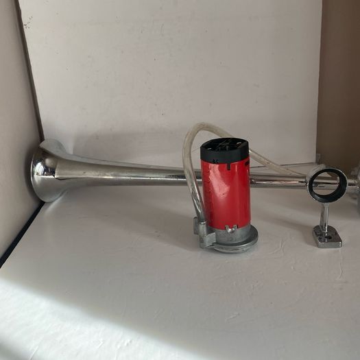 Single-trumpet air horn with electric compressor and clear air tubing