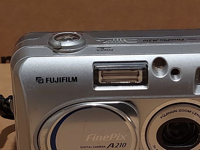 FujiFilm Finepix A210 Digital Camera 3.2MP 2AA Batteries SD Card