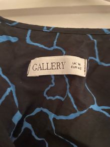Gallery blue and black marble effect