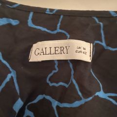 Gallery blue and black marble effect