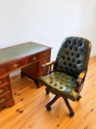 Beautiful Chesterfield Mountbatten Captain executive swivel chair