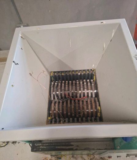 Cable shredder conveyor and granulator