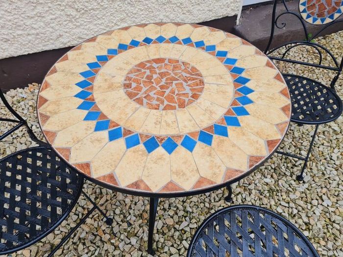 garden table and chairs
