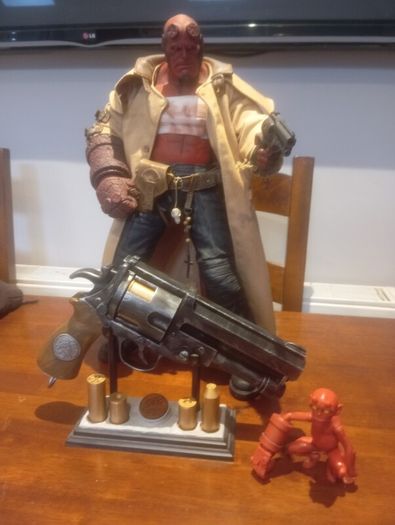 Hellboy 1:1 scale gun with base and bullets