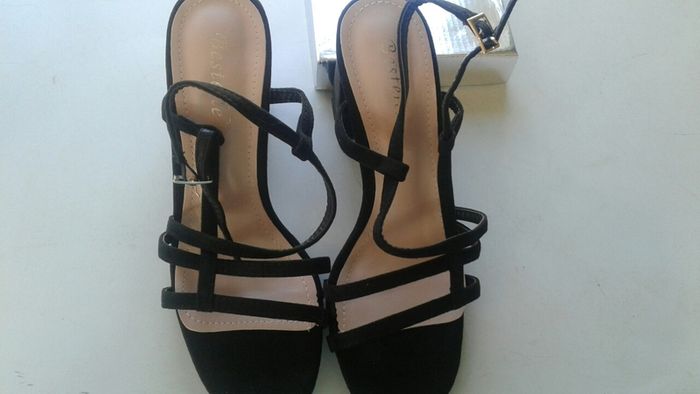 black sandles size 39 NEW WITH BOX
