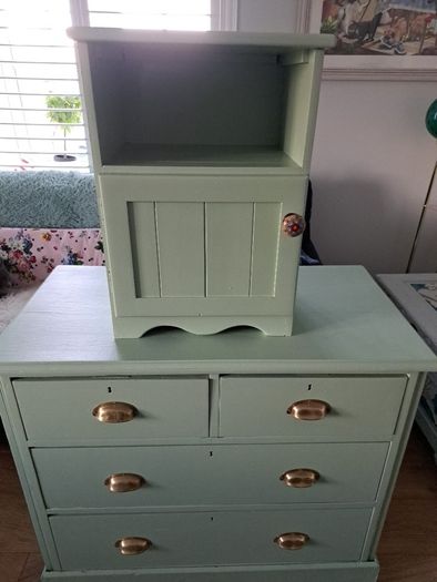 chest of drawers