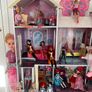 Large playhouse with 30 Barbies and accessories Image 4