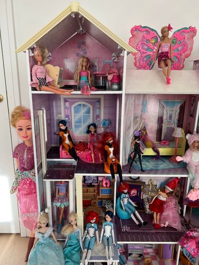 Large playhouse with 30 Barbies and accessories