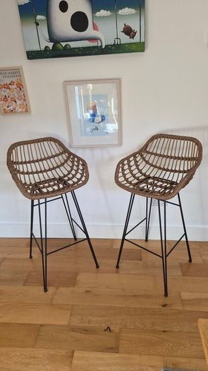 2 bar stools
