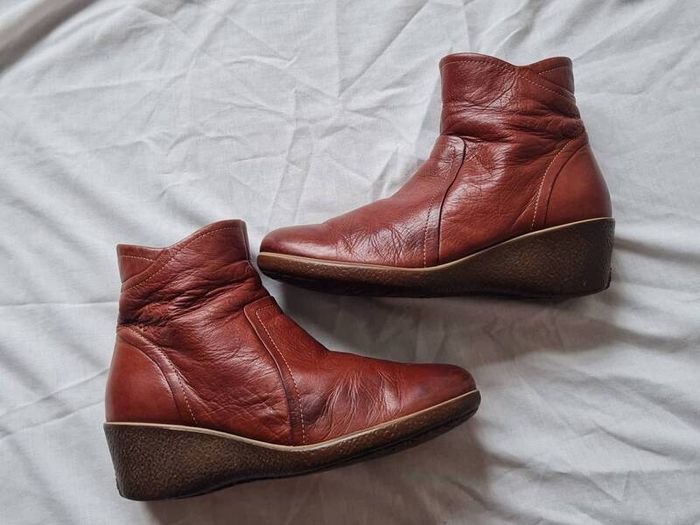 ecco  brown leather boots Size 4 eu 37 zip up in excellent condition
