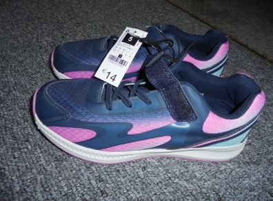 New Womans runners, size 5