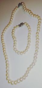 Pearl necklace with bracelet