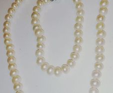 Pearl necklace with bracelet