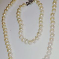 Pearl necklace with bracelet