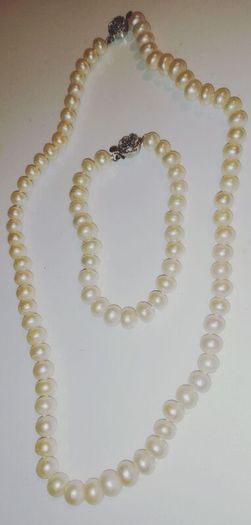 Pearl necklace with bracelet