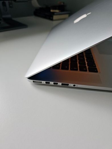 15" MacBook Pro 2015 with i7 & R9