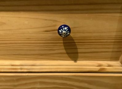2 Cabinet or drawer knobs