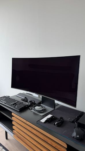 Samsung Odyssey OLED G8, 34 inch ultrawide, 3440x1440 at 175Hz.