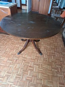 Expandable mahogany table