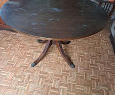 Expandable mahogany table
