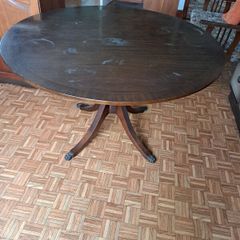 Expandable mahogany table