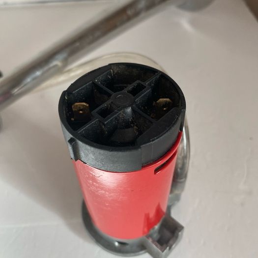 Single-trumpet air horn with electric compressor and clear air tubing