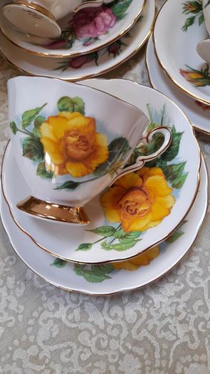 Vintage  Paragon "Six World Famous Rose" tea trios