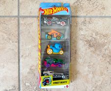 Hot Wheels 2025 Street Beasts die-cast 1:64 5-Pack (JBJ90 JA10C) NEW & SEALED