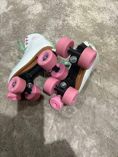 Mia roller skates