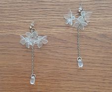 Very pretty dainty flower earrings