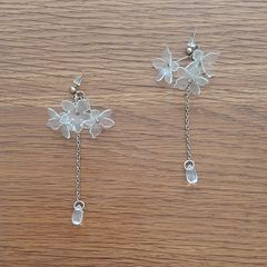 Very pretty dainty flower earrings