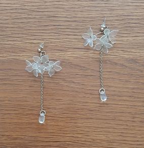 Very pretty dainty flower earrings